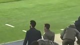 场外助攻！实拍姆巴佩看完回放后走近四官 举报B席手球犯规