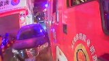 私家车堵塞消防通道 消防车无奈撞开致车身受损 事后车主道歉