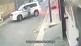 男子正开车门，突然撒腿就跑，监控拍下了这恐怖的一幕！