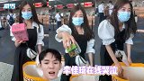 张含韵现身机场发大袋零食，粉丝在线劝退：这不是李佳琦送你的吗