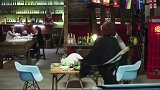 小伙幸灾乐祸太贱了，美女不甘示弱也开始毒舌起来