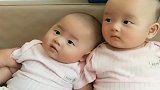 双胞胎宝宝听着妈妈的逗乐，这样的反应，真是太搞笑了