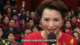 董卿素颜接孩子放学，为孩子整理衣服尽显母爱