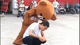 网红熊抢水果，本以为捡了大便宜，没想到全是水果皮