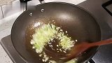 南瓜还有一种做法南瓜炒虾皮,鲜香甜味道很特别,小孩老人更喜欢
