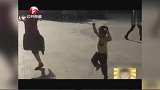 “奶奶带大的孩子”，孙子陪奶奶跳广场舞，舞姿十分销魂