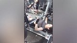 现在美女都开始练胸？健身房卧推150斤