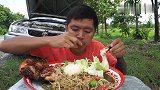 泰国大叔在野外吃东西，加了一块烤肉，吃得真香