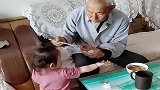 爷爷一吃饭，2岁孙女就张开手“讨饭”，老娘真是没眼看了！