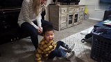感动！收养腿疾的中国男孩，外国夫妇把视如己出做到了极致