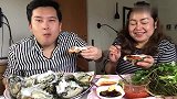 泰国大妈吃生蚝，加了很多配料，这种吃法很过瘾
