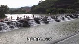 房价太贵，小伙10万房车山沟安家，有山有水带妹子去游泳