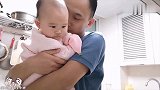 奶爸独自带双胞胎的一天，一手抱娃一手做饭，忙的电话求助宝妈