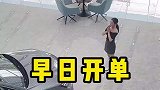 4S店女销售在认真擦车，突然向小汽车拜了起来，老天保佑这个月早日开张