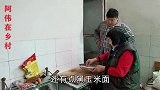 自家磨的黑玉米面，配上南瓜葡萄干蒸发糕，口感软糯香甜有营养！