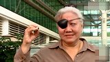 老奶奶在大街上求人帮忙，美女看后吓得不敢再睁眼，真逗