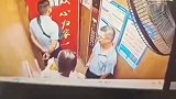 女子疑遭前夫短信恐吓，电梯开门瞬间遭其持消防斧劈砍！监控曝光