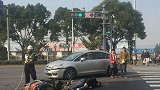 苏州一男子边骑车边看手机被小车撞飞 翻滚几圈后倒地