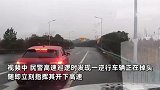 女子带俩孩高速上逆行掉头，面对交警讨价还价：等我快到家再处罚嘛