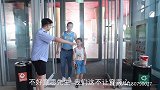 父子俩穿背心去剧院被拦，追问原因后，再次前来让保安看懵了