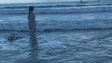 女子带狗狗一起去看海，本以为是唯美一幕