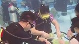 潜水员泳池底进行麻将比赛 网友评论炸了锅