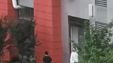 下雨一女生没带伞想与男生共伞，结果男孩凭实力单身