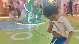 女生被小男孩强吻四次，直到第四次他妈妈直接上手胖揍