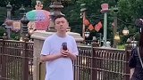 网友拍照没想到后方大哥出镜