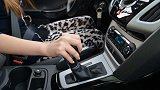 自动挡车换挡时，必须要同时踩刹车？听修车师傅说完，幸亏命大