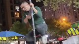 这一捆甘蔗削下来，得累成啥样