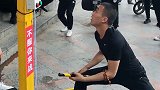 这位小伙子的反应很牛啊，能做到他这样的反应，估计很少人能做到