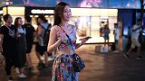 三里屯街拍，好漂亮的都市妹子，穿大花裙走出戛纳红毯的感觉
