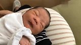 刚出生的儿子睡觉时表情变化超级萌,抱着他仿佛拥抱着全世界！