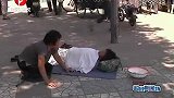 路边乞讨老太竟玩诈尸 路人很不满-7月30日