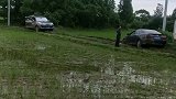 这场面才叫快乐会传染，救援车现在也需要救援了