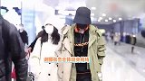 谢娜张杰挽手甜蜜走机场，工作不忘牵挂小女儿，提前存一冰箱母乳