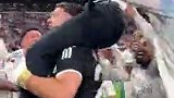 实拍大马丁把埃梅里扛肩上庆祝