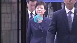 朴槿惠被特赦后新书预售火爆封面曝光身穿大红衣服，抿嘴笑