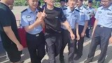 男子体验电击脚铐，夸下海口