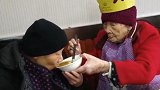 百岁母亲喂生病女儿长寿面 端着面颤颤巍巍让人泪目