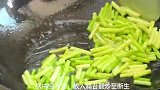 豆腐鸡蛋蒜苔新奇组合，吃起来软糯清香味足