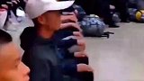 衣着普通，却难掩军人本色