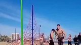国外肌肉男仅靠双脚的力量就能爬杆，核心力量太强了，健身10年也做不到