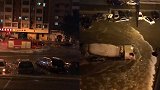 哈尔滨突遭强降水 积水淹没车辆 汽车水上漂浮 停车场如码头
