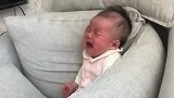 宝宝坐在沙发上哇哇大哭，委屈的小模样实在让人心疼，太可怜了！
