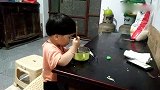 小可爱吃面条吃得真香啊，乖乖的还不用人喂