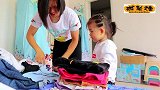 妈妈在家带两宝宝，大女儿和妈妈贴衣服，小儿子一来就捣乱