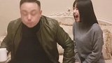 女儿恶搞爸爸，在爸爸喝水时这样做，结局太搞笑了！