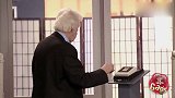 国外爆笑街头恶搞，健忘老人解不开密码门，路人活生生被困住